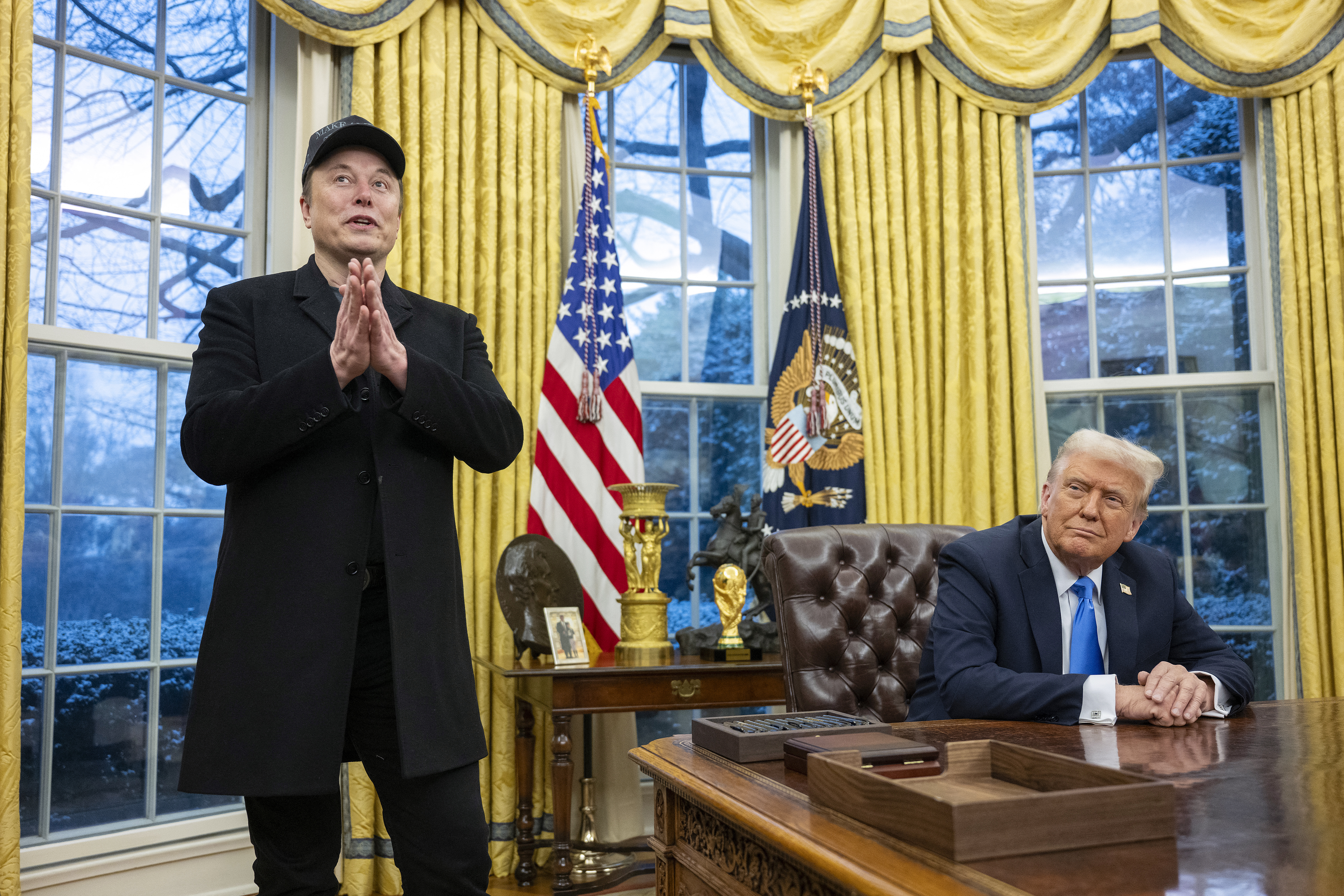 Trump ordena a agencias federales cooperar con el DOGE y le da más poder a Musk