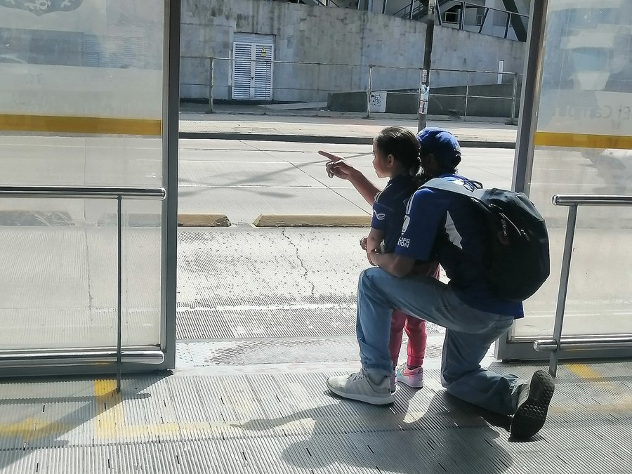 Tierno gesto de hincha de Millonarios con su hija se vuelve viral redes
