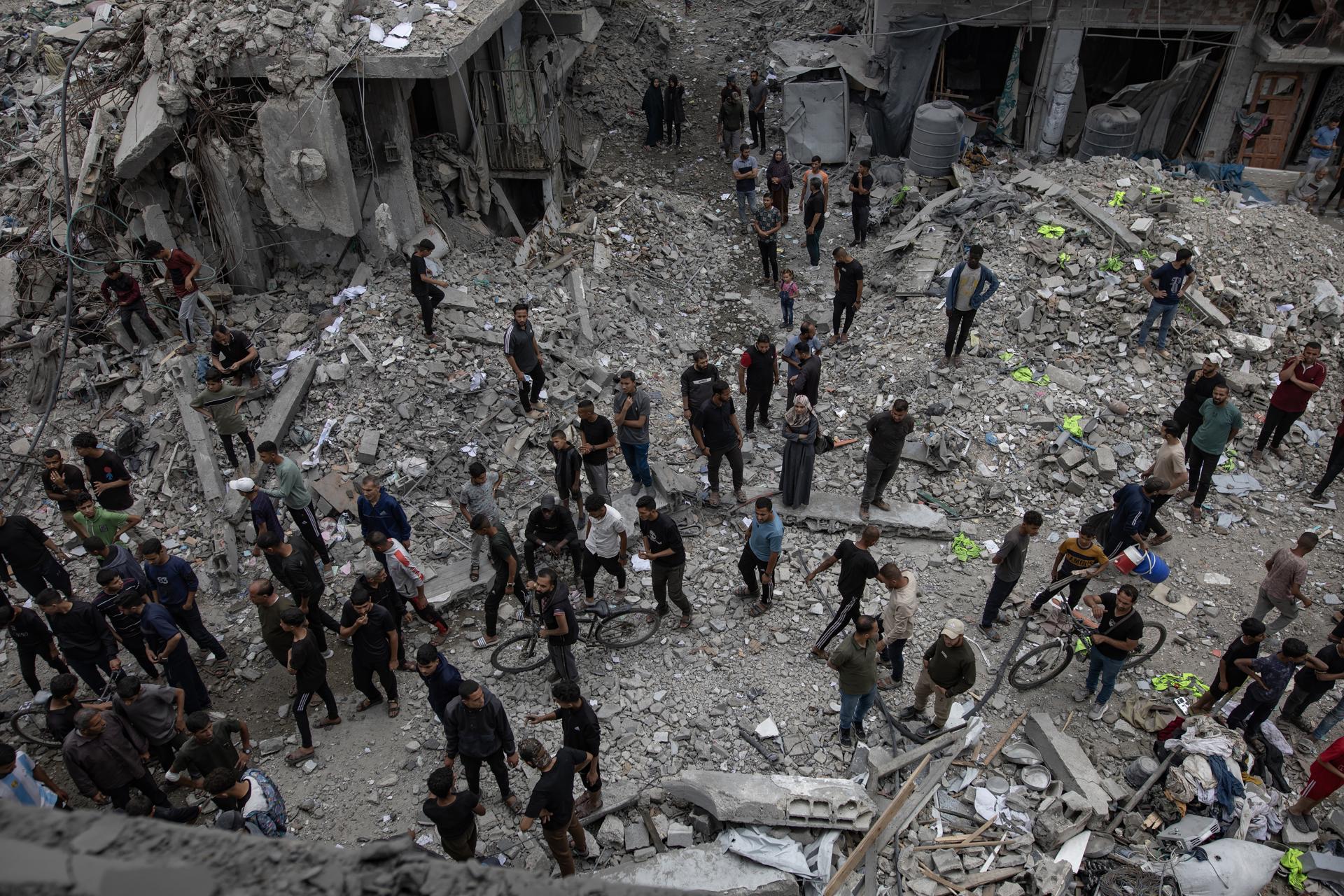 GAZA (-), 15/05/2025.- Palestinians inspect the Al-Tawba Medical Clinic building after it was hit by an Israeli airstrike in Jabalia, northern Gaza Strip, 15 May 2025. At least 15 Palestinians were killed in the strike, according to Palestinian news agency WAFA. More than 52,900 Palestinians have been killed in the Gaza Strip, according to the Palestinian Ministry of Health, since Israel launched a military campaign in the strip in response to a cross-border attack led by the Palestinian militant group Hamas on 07 October 2023, in which about 1,200 Israelis were killed and more than 250 taken hostage. EFE/EPA/HAITHAM IMAD
