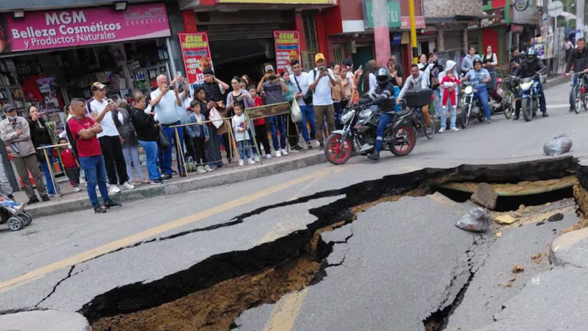 El socavón tiene aproximadamente 10 metros de largo, por 15 de ancho, y casi 1 metro de profundidad.