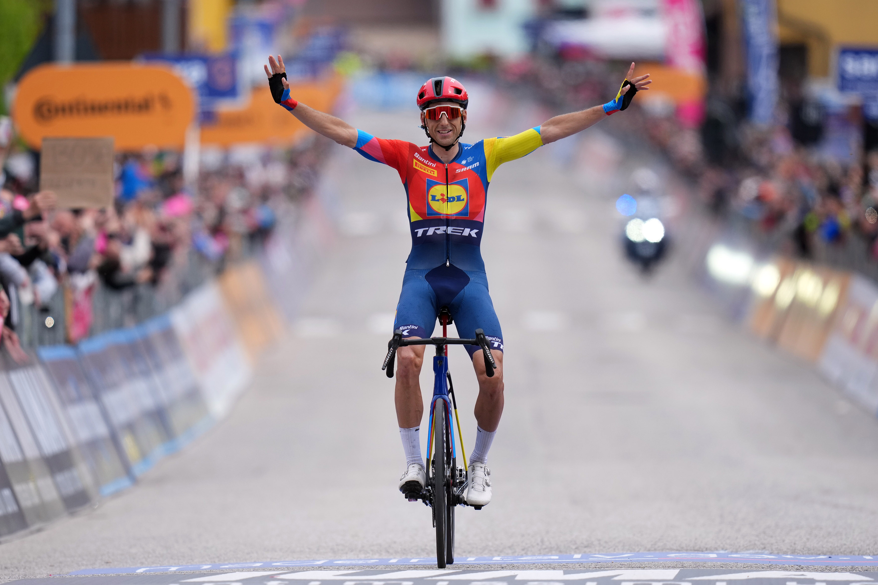 Verona ganó la decimoquinta etapa del Giro de Italia; Primoz Roglic perdió tiempo
