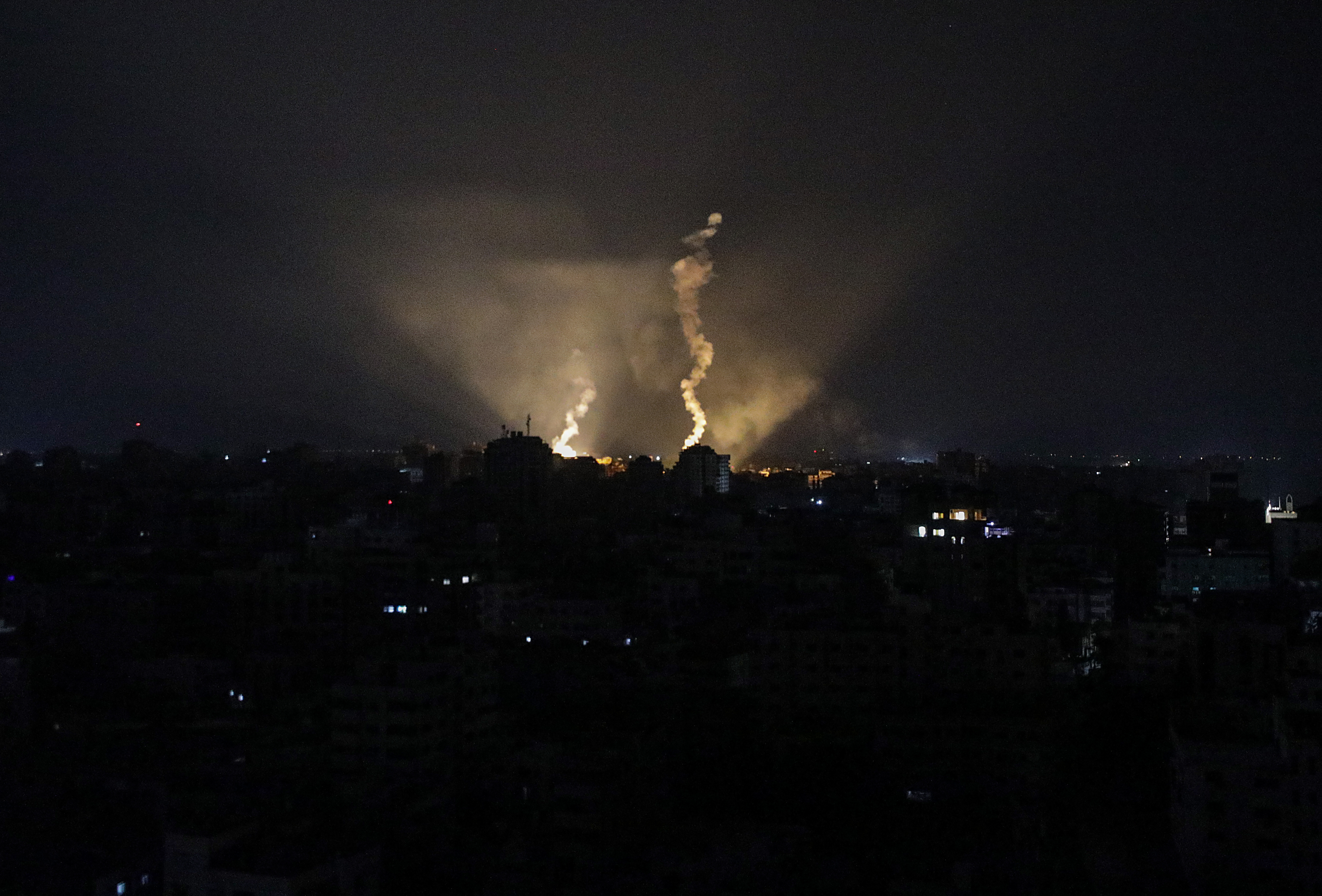 Mientras Israel intensifica los bombardeos, la ayuda humanitaria llega a Gaza
