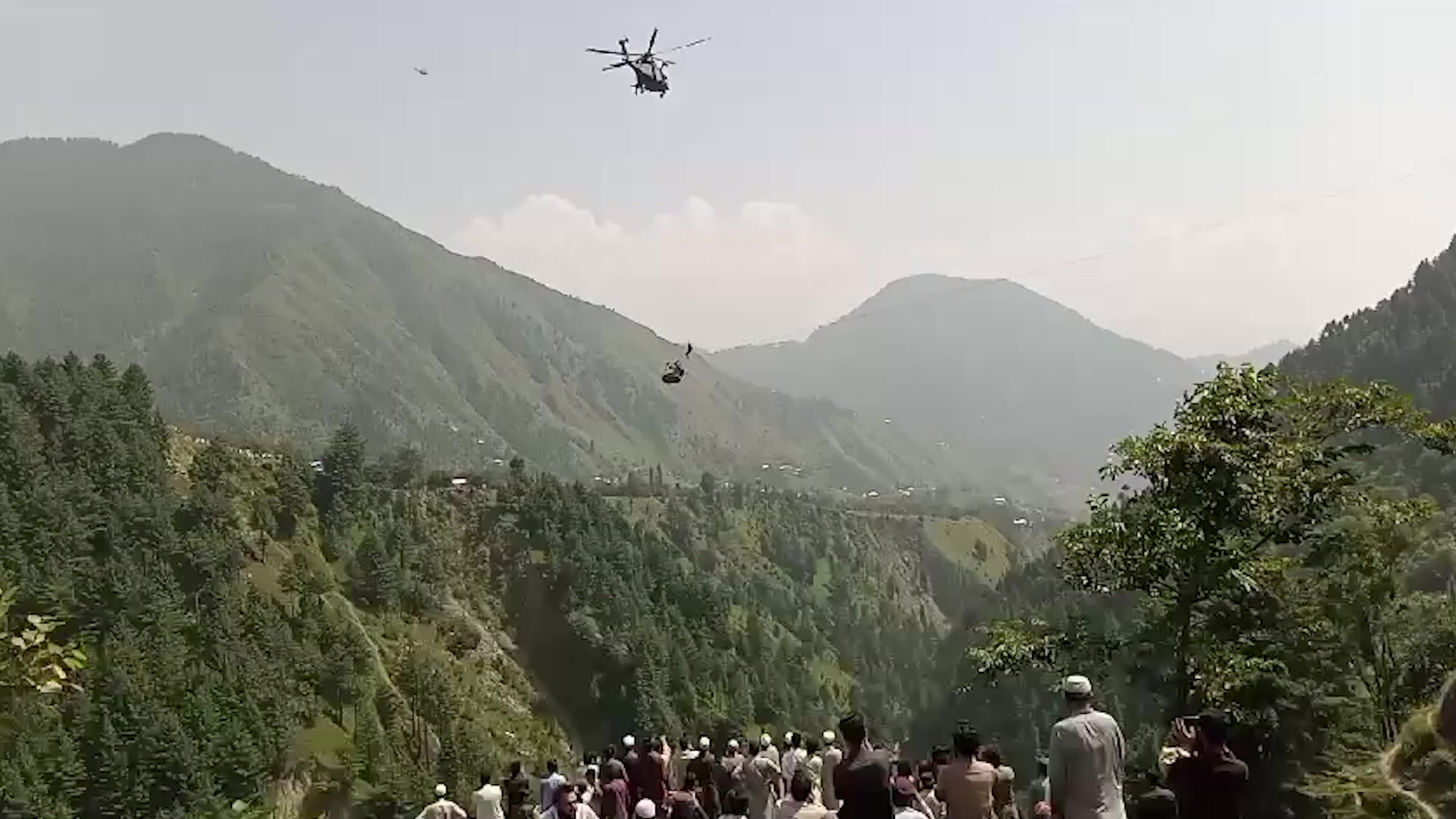 Dos adultos y seis menores de edad quedaron atrapados en un teleférico en Pakistán