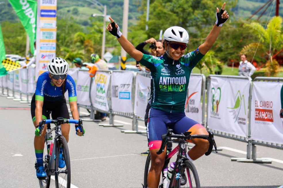 Juliana Londoño celebra en la meta de la tercera etapa de la Vuelta a Antioquia Femenina.