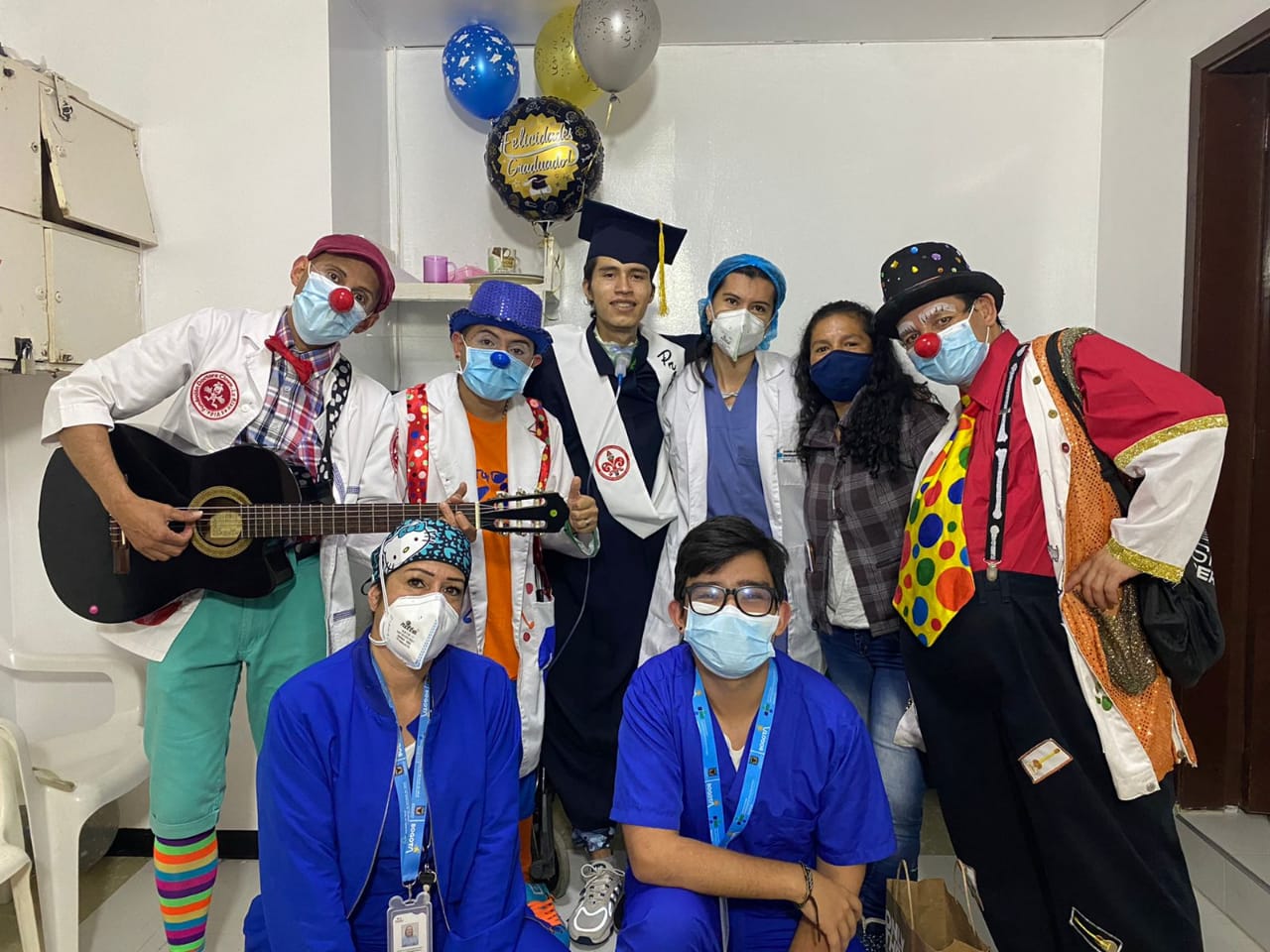 En hospital en Bogotá le celebran el grado y la recuperación a joven accidentado