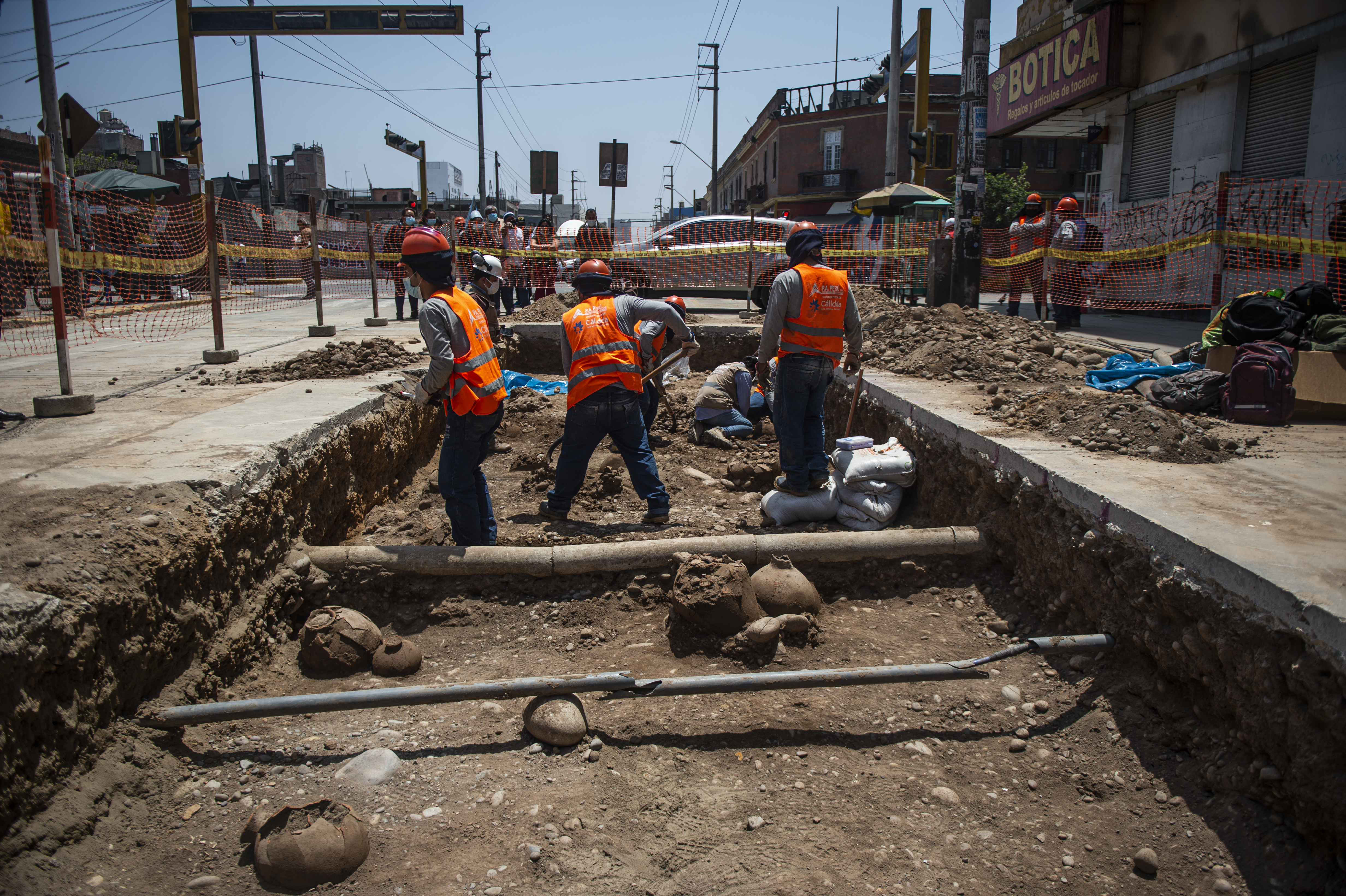 Cementerio prehispánico fue hallado bajo una calle de Lima, Perú