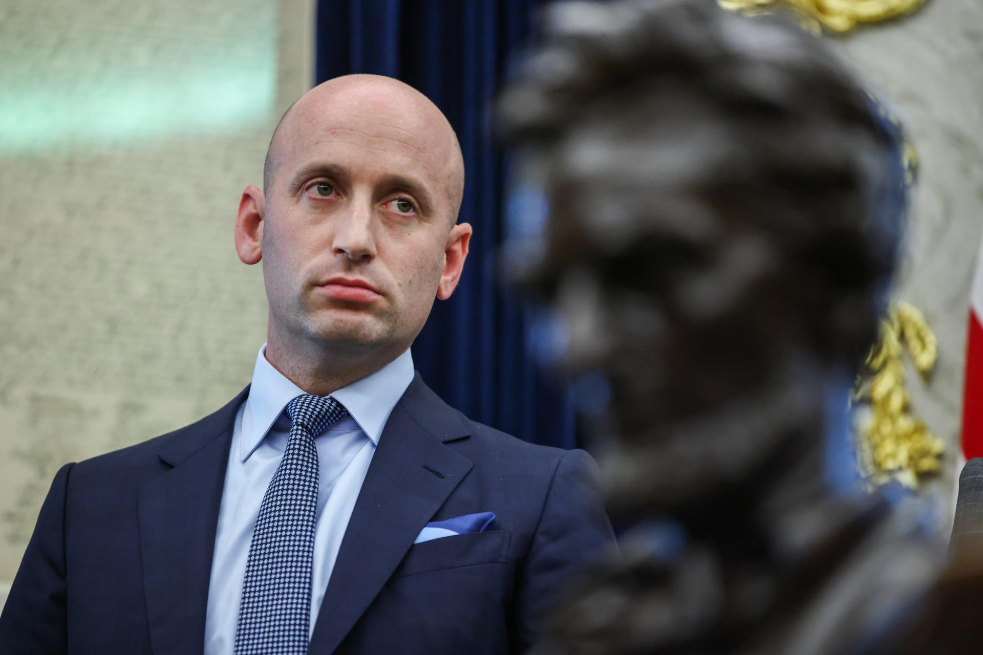 Washington (United States), 15/09/2025.- Stephen Miller,White House Deputy Chief of Staff for policy, listens as President Donald Trump signs a Presidential Memorandum in Washington, DC, USA, 15 September 2025. EFE/EPA/SAMUEL CORUM / POOL
