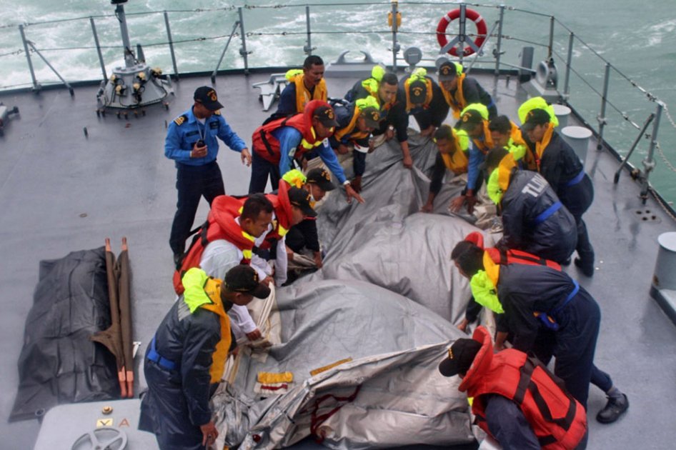 Autoridades indonesias «optimistas» de encontrar más cuerpos de víctimas del avión AirAsia
