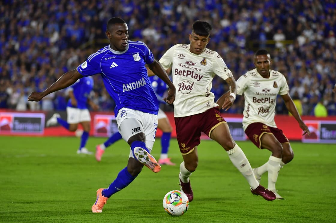 Sebastián Viveros del Castillo de Millonarios y Daniel Pedrozo de Deportes Tolima en el duelo por la jornada 18 de la Liga Betplay 2026-I en el estadio Nemesio Camacho El Campín de Bogotá.