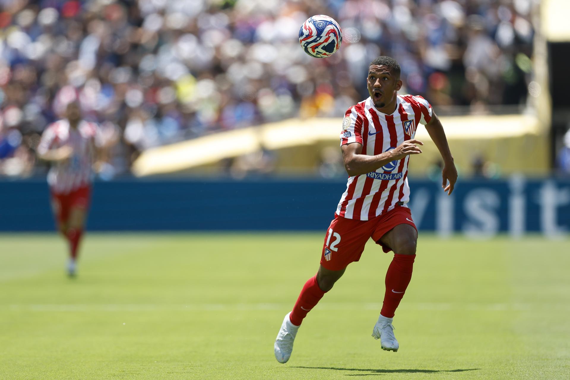 PASADENA (United States), 15/06/2025.- Samuel Lino of Atletico Madrid runs towards the ball during the first half of the FIFA Club World Cup 2025 group stage match between Paris Saint-Germain and Atletico Madrid in Pasadena, California, USA, 15 June 2025. (Mundial de Fútbol) EFE/EPA/CAROLINE BREHMAN
