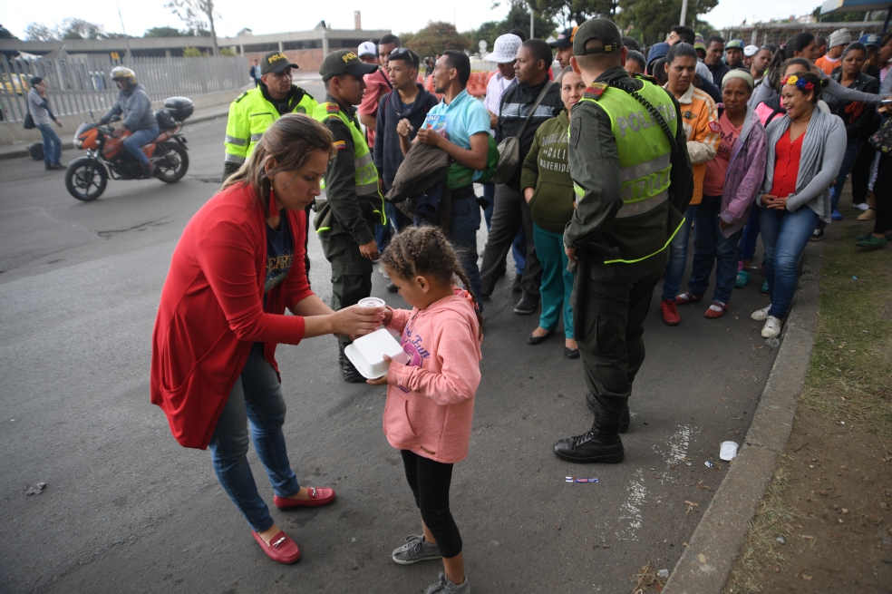 El martirio de los venezolanos que viven en un lote junto a la terminal, en Bogotá