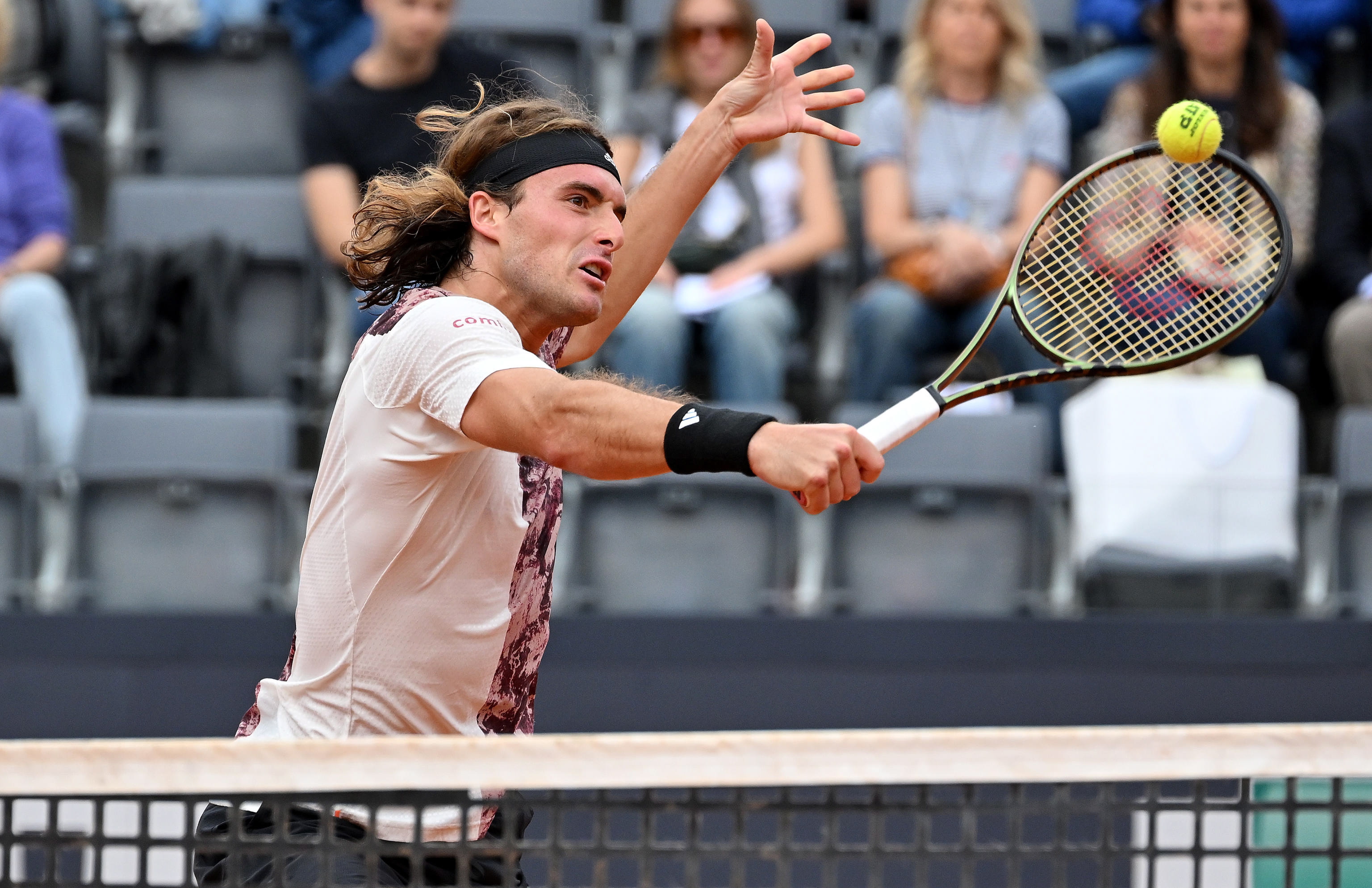 Rome (Italy), 16/05/2023.- Stefanos Tsitsipas of Greece in action during his men's singles third round match against Lorenzo Sonego of Italy (not pictured) at the Italian Open tennis tournament in Rome, Italy, 16 May 2023. (Tenis, Grecia, Italia, Roma) EFE/EPA/ETTORE FERRARI