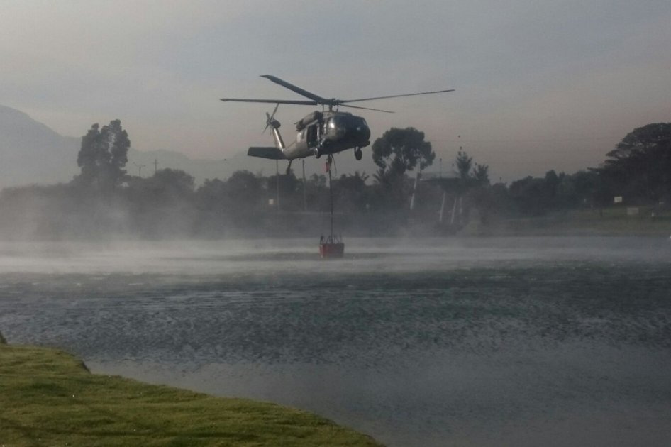 Continúan labores para apagar incendio en Monserrate