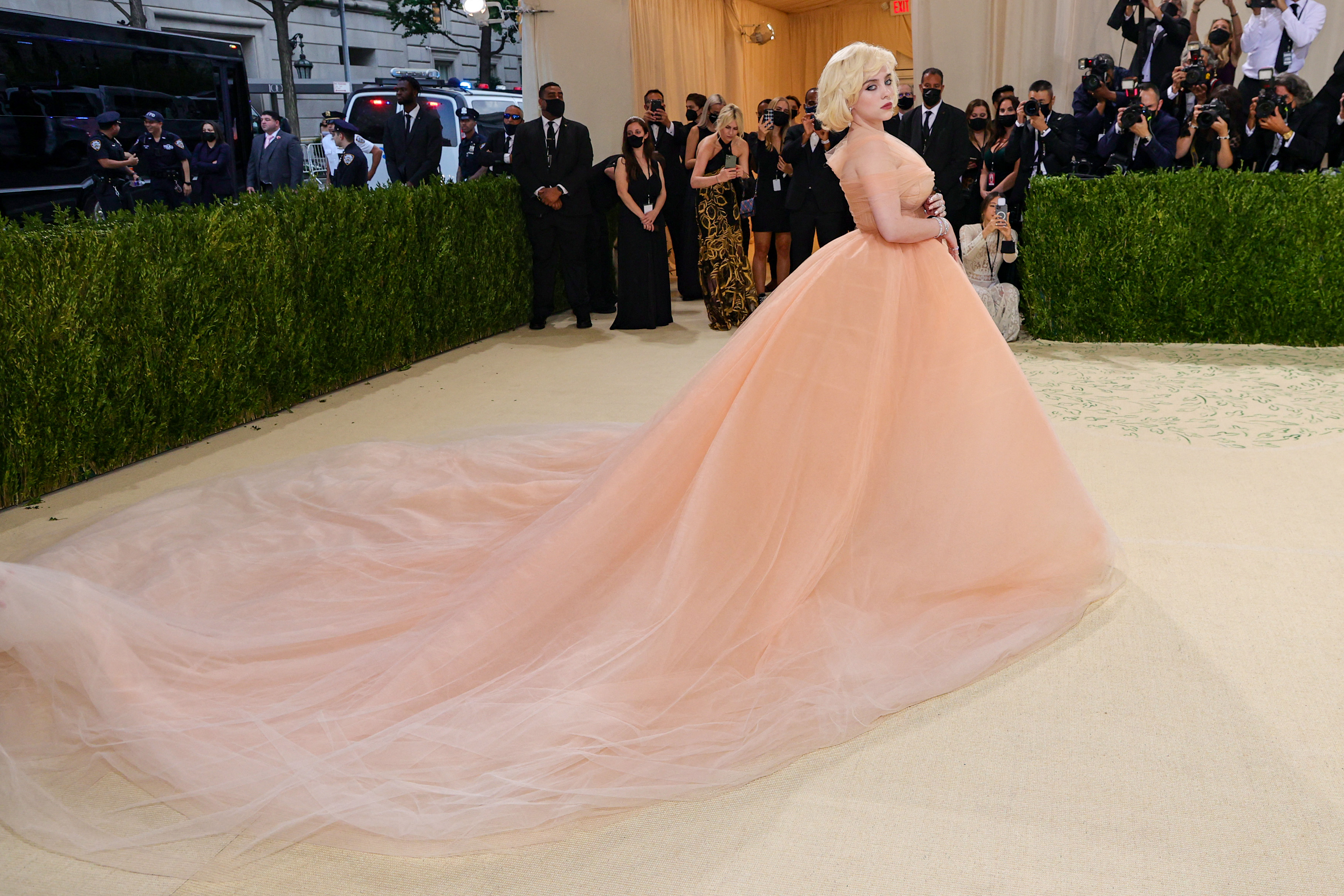 Billie Eilish, una se las coanfitrionas de la gala, deslumbró en la alfombra roja del Met Gala.