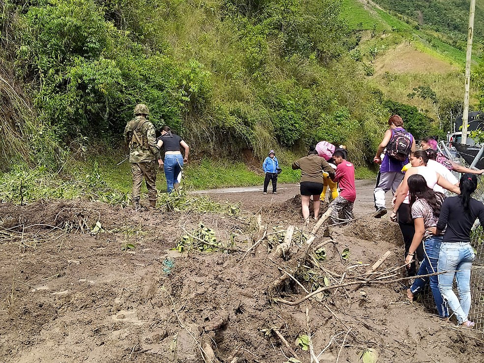 La emergencia en Dabeiba, provocó también el cierre de las carreteras que unen a ese municipio con Medellín, la capital departamental, y con la subregión del Urabá.