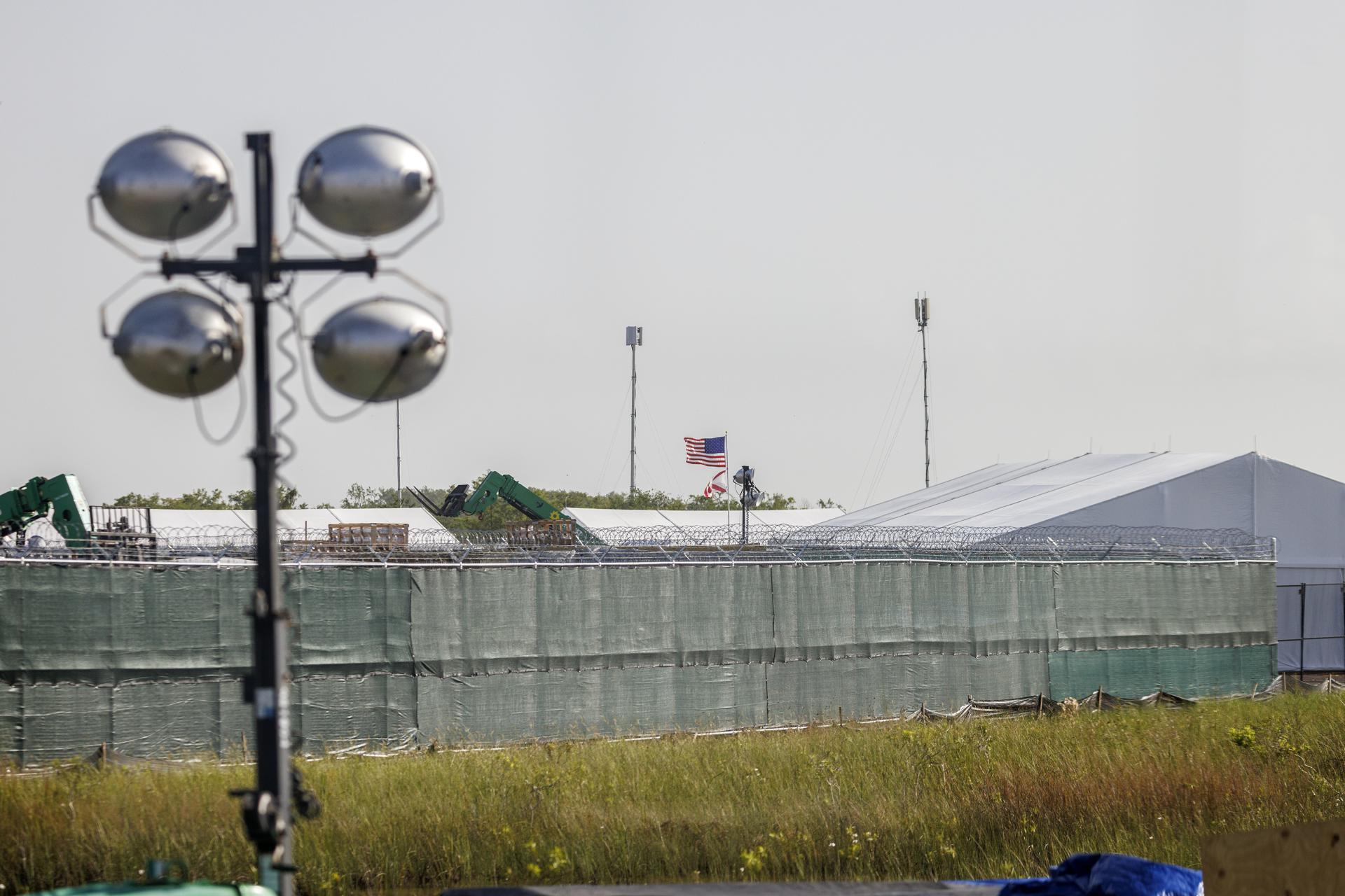 Denuncian abusos en Alligator Alcatraz, un centro de detención de migrantes