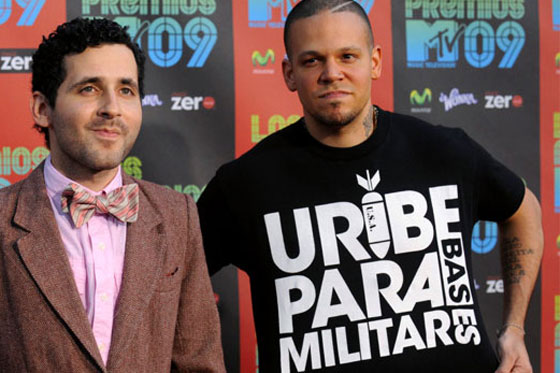 Calle 13 luce camiseta anti Uribe