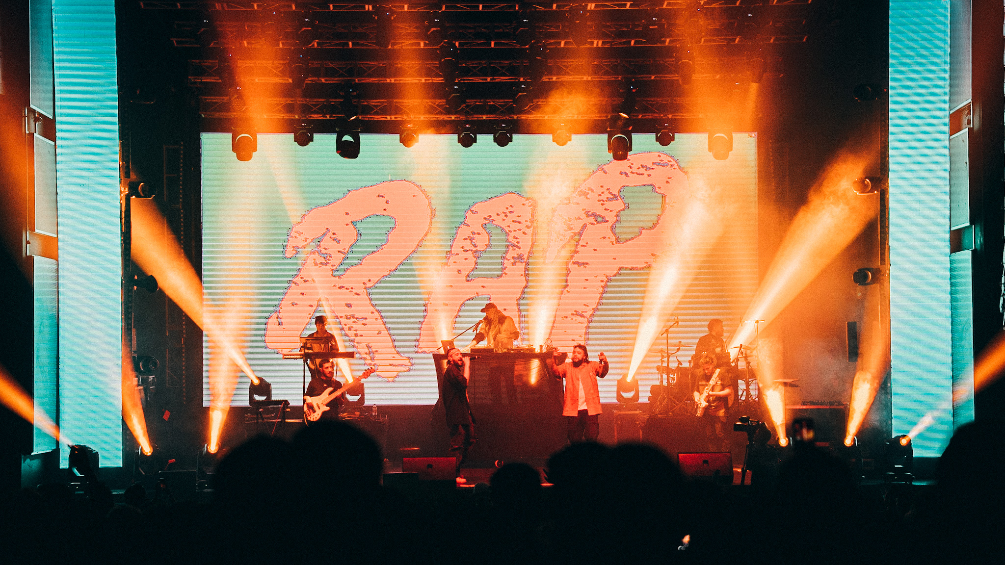 La ceremonia siguió con Rap Bang Club, quienes brindaron texturas y atmosferas musicales que bailan entre el jazz, el funk, el dancehall, el reggae y el rap. Pezcatore y Karin B brindaron su habilidad para cantar y rapear sobre distintos ritmos sin salirse de la métrica. El dúo supo combinar sus temas: los de vibras más tranquilas fueron los encargados de preparar al público para la violenta descarga musical que habían reservado para el final.