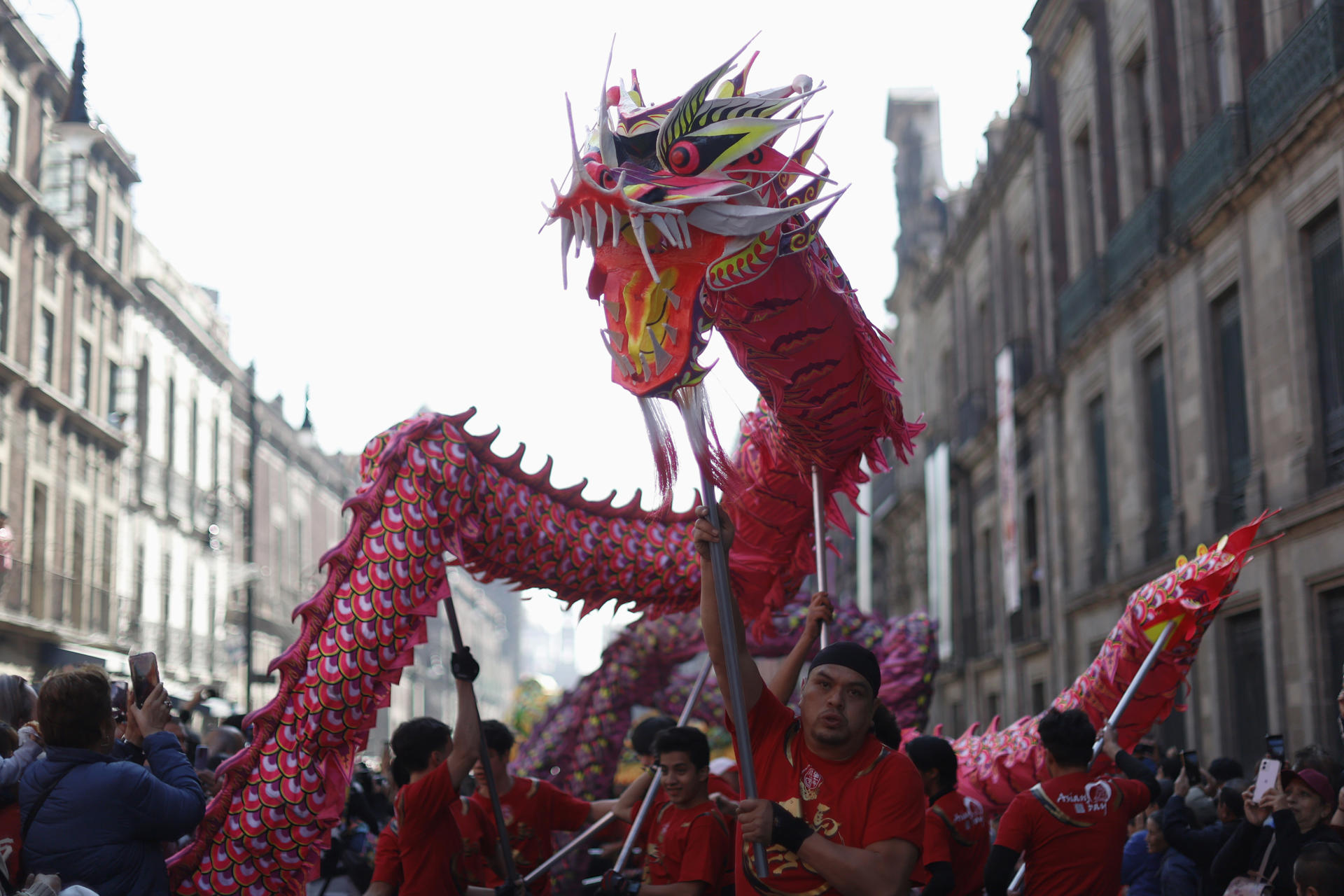 FOTODELDÍA MEX3886. CIUDAD DE MÉXICO (MÉXICO), 07/02/2026.- Integrantes de la comunidad china participan este sábado, en el desfile previo a las festividades del año nuevo Chino en Ciudad de México (México). La comunidad china desfiló con dragones y leones imperiales en los corredores del Centro Histórico de la Ciudad de México para dar la bienvenida al Año Nuevo chino, un ciclo que iniciará oficialmente el 17 de febrero y estará marcado por el Caballo, uno de los 12 animales del zodiaco de esta cultura asiática. EFE/ Sáshenka Gutiérrez