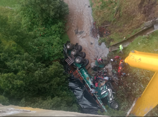 ¿Cómo fue el rescate del conductor de tractomula accidentada en Puente de Boyacá?