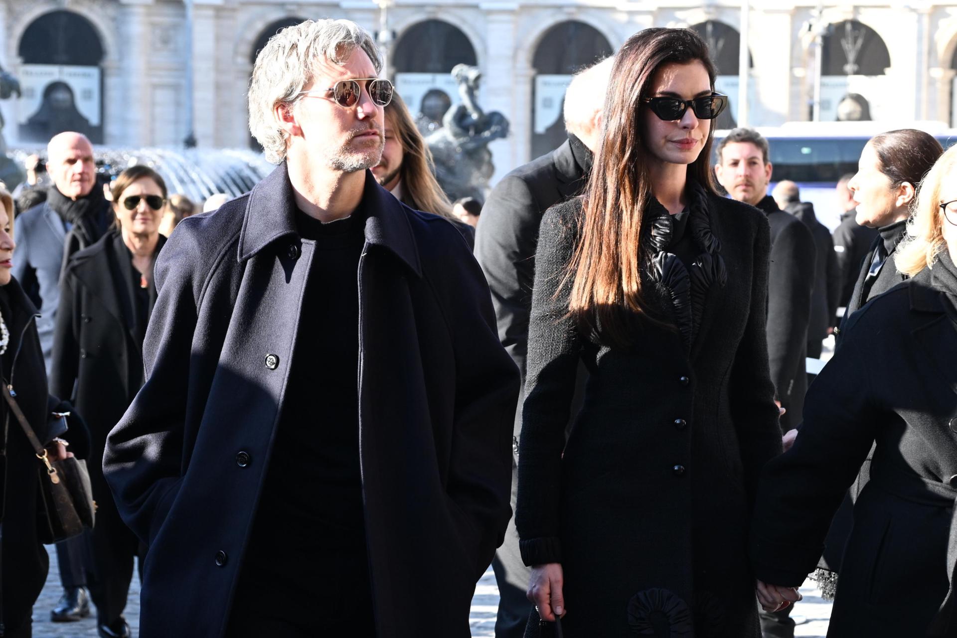 Anne Hathaway y Elizabeth Hurley: el cine y la moda despiden a Valentino en Roma