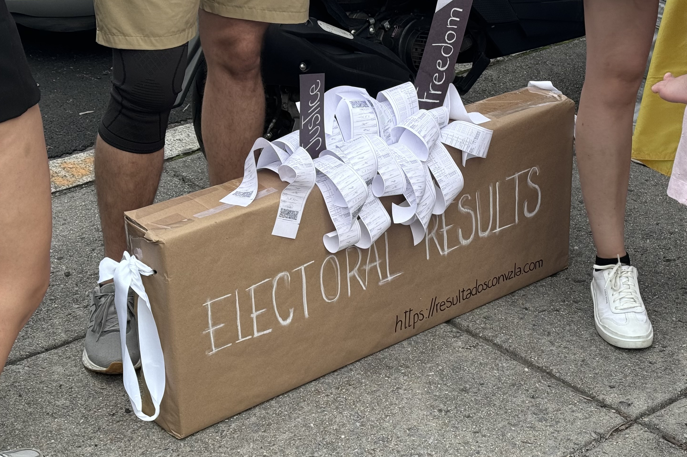 AME1495. WASHINGTON (ESTADOS UNIDOS), 17/08/2024.- Fotografía de una caja que simula una urna de votaciones este sábado, durante una protesta para rechazar los resultados de las elecciones celebradas el 28 julio, frente a la estatua ecuestre de Simón Bolívar en Washington (Estados Unidos). EFE/ Octavio Guzmán