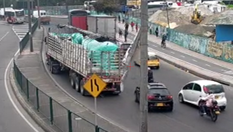 Tractocamión varado en la calle 80 afecta la movilidad