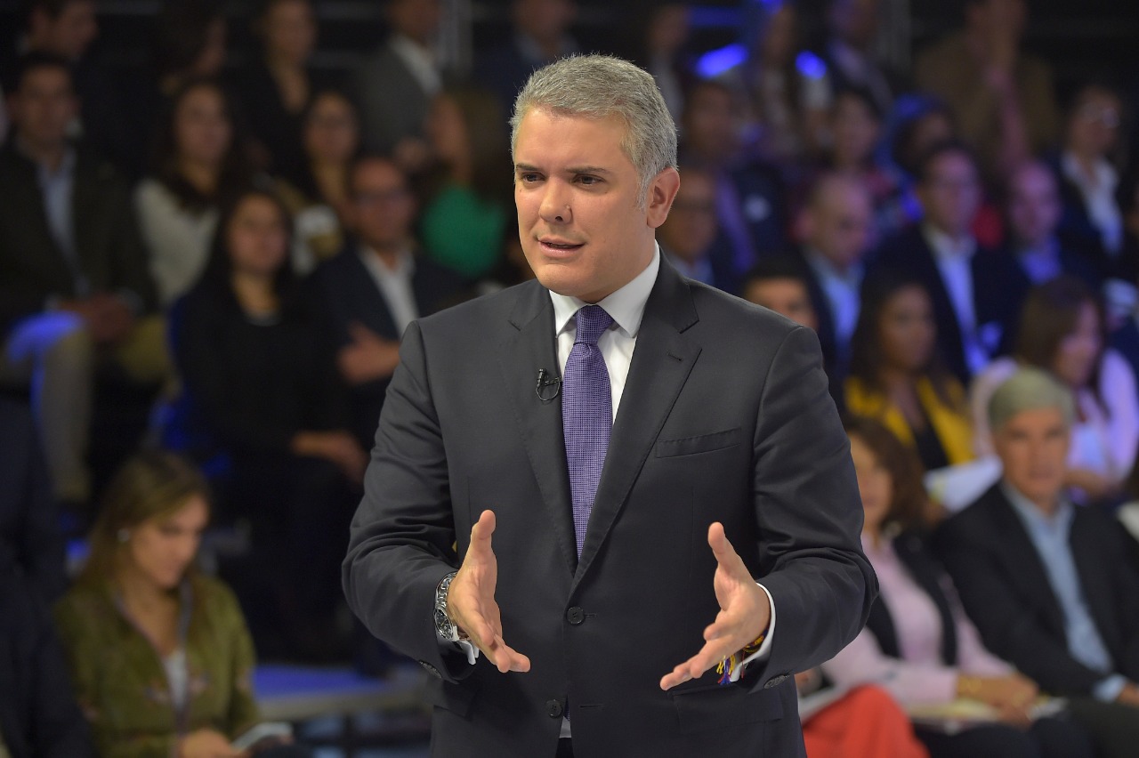 El presidente Iván Duque señaló: "Hoy le demostramos a Colombia que el Estado reacciona como un todo: Gobierno, Fuerza Pública y organismos de control"SIG“Tal situación ha afectado principalmente a los defensores de derechos humanos y líderes sociales presentes en los departamentos de Nariño, Chocó, algunas zonas de Antioquia, Córdoba, Cauca y Norte de Santander, aunque no es un fenómeno exclusivo de estos territorios. Por el contrario, este se presenta, aunque con distinta magnitud, en municipios pertenecientes a 26 de los 32 departamentos del país, que tienen en común el encontrarse afectados por la presencia de actividades como la minería ilegal, los cultivos de coca, marihuana y amapola, y el desenvolvimiento de negocios vinculados con el narcotráfico”, señala el documento.