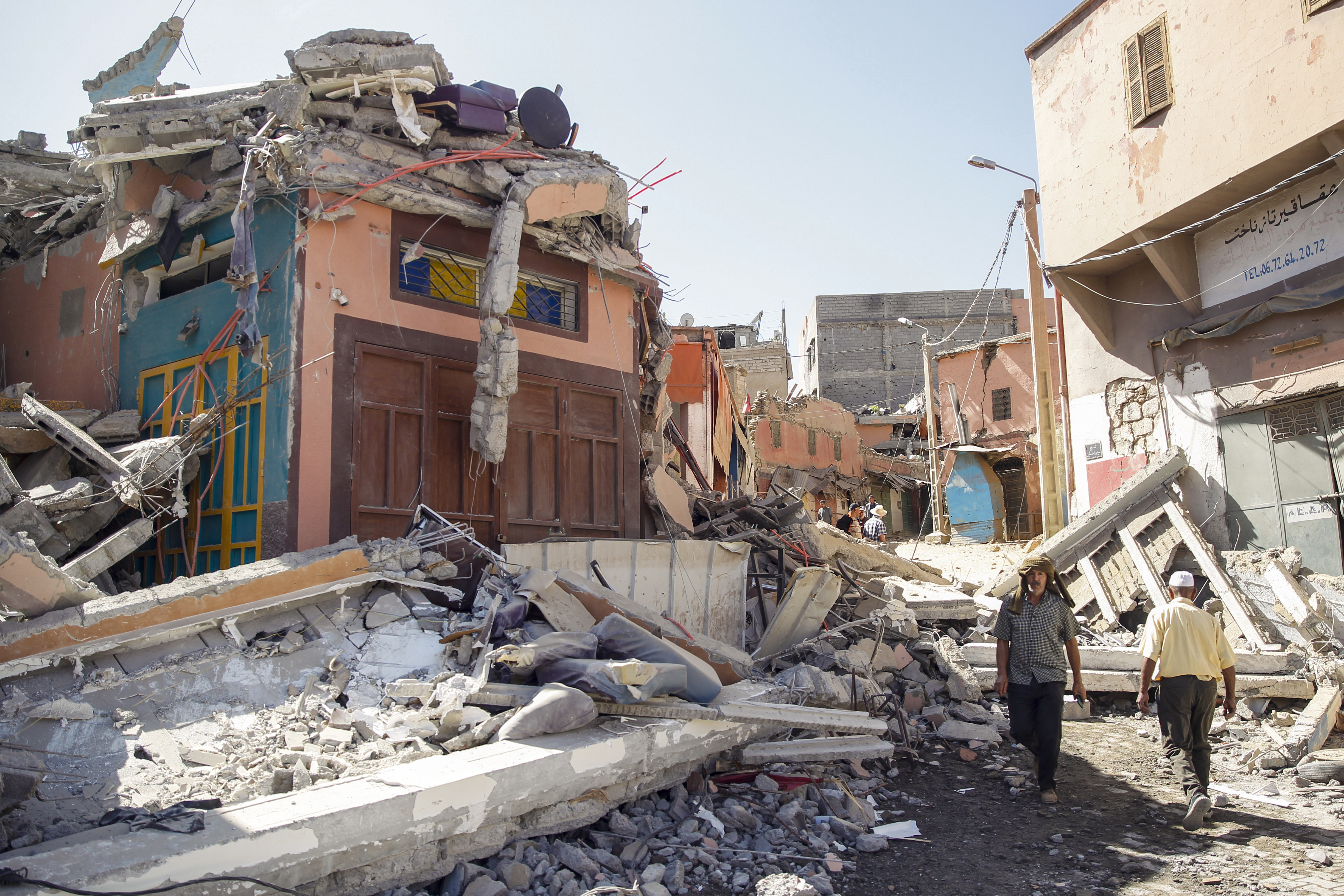 AMIZMIZ (MARRUECOS), 09/09/2023.- Las calles de Amizmiz, situada a unos 30 kilómetros del epicentro del terremoto, en las faldas del Atlas, llena de cascotes y escombros de edificios derruidos tras el terremoto que sacudió el suroeste del país la pasada madrugada. EFE/ María Traspaderne