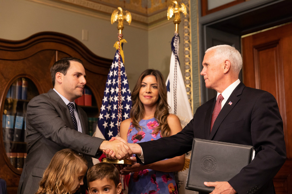El nuevo embajador de EE.UU. ante la Organización de Estados Americanos (OEA), Carlos Trujillo (izquierda), acompañado de su familia, mientras saluda al vicepresidente estadounidense, Mike Pence (derecha), después de jurar su cargo. / EFE