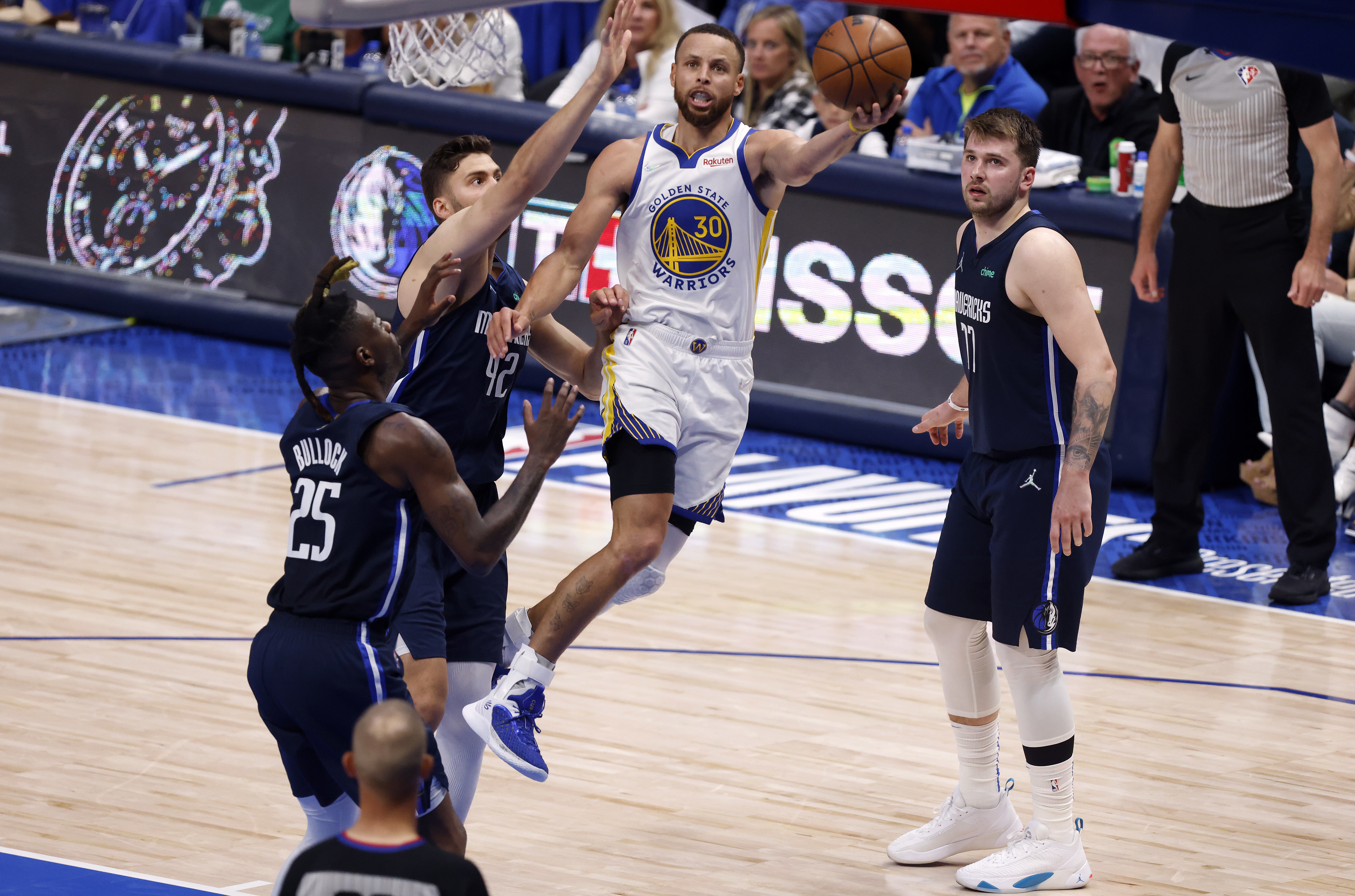 Stephen Curry guía a los Warriors y se ponen a un paso de la final de la NBA