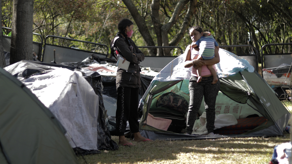 Migrantes en un campamento improvisado al norte de bogotá.