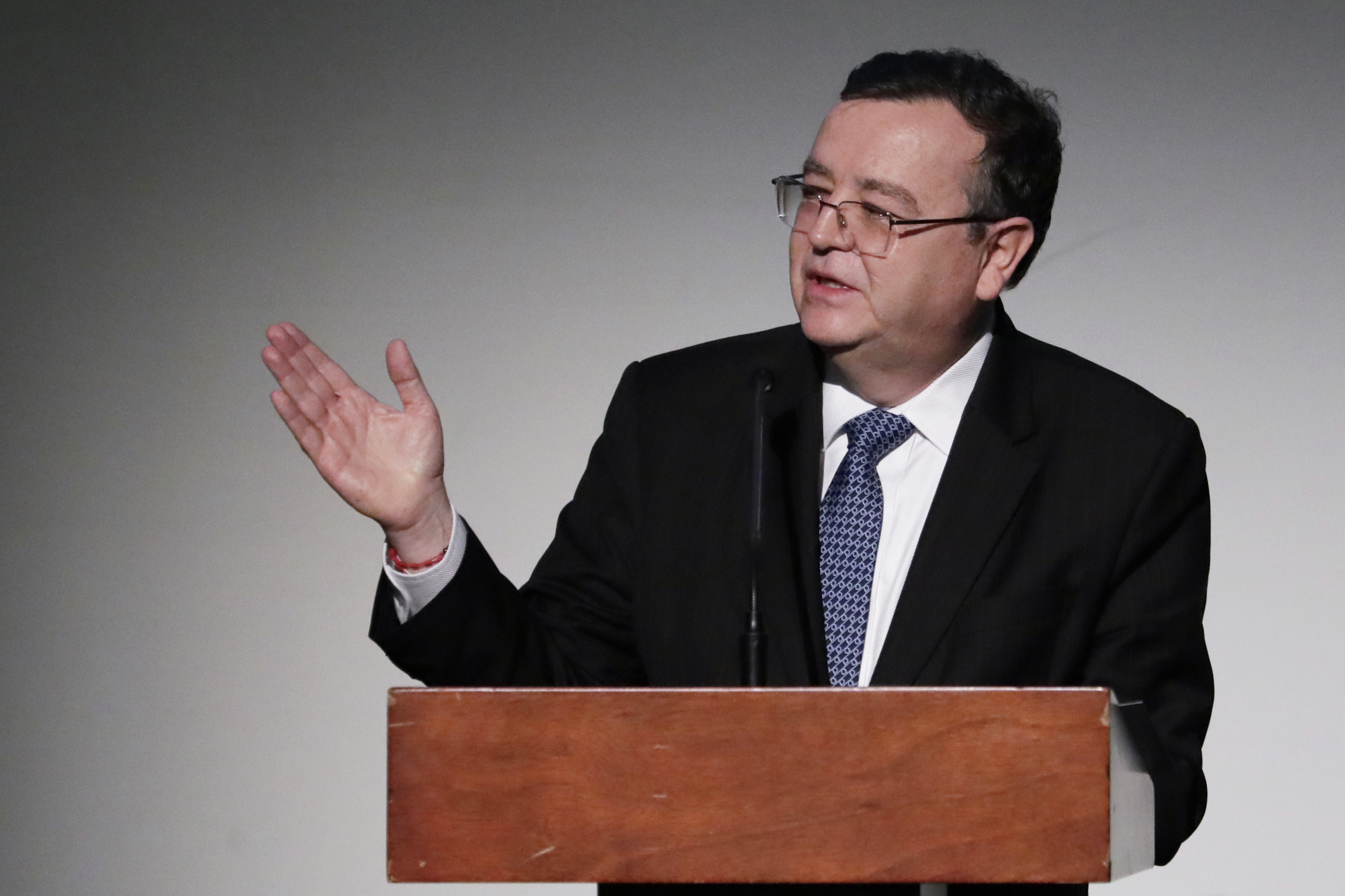 AME806. BOGOTÁ (COLOMBIA), 25/11/2024.- El presidente de la Jurisdicción Especial para la Paz (JEP), magistrado Alejandro Ramelli, habla este lunes, durante la Conmemoración de la firma del Acuerdo de Paz entre el Gobierno y las FARC, en el Teatro Colón en Bogotá (Colombia). Con la presencia del presidente de Colombia, Gustavo Petro; la presidenta de Kosovo, Vjosa Osmani, y los premios Nobel de Paz Juan Manuel Santos y Denis Mukwege, entre otros se lleva acabo la Conmemoración del octavo aniversario de la firma del acuerdo de paz con las FARC y el Gobierno colombiano. EFE/Carlos Ortega