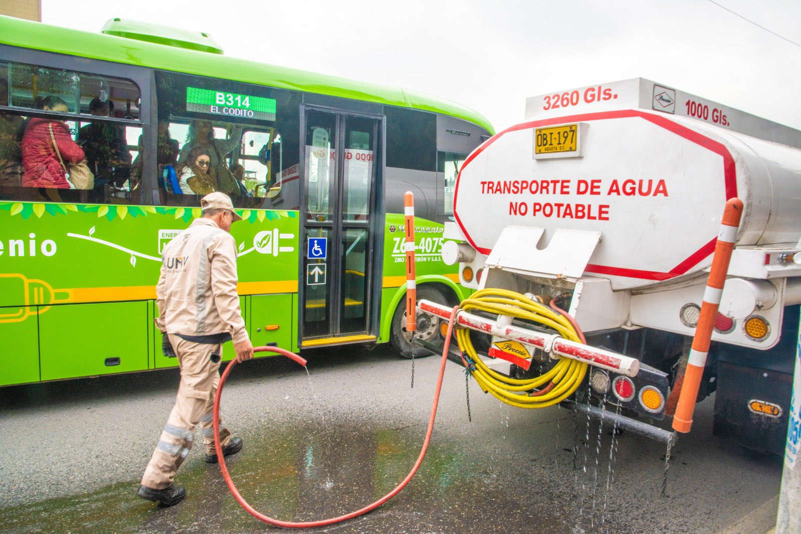 Bogotá: humedecen calles para evitar levantamiento de polvo que contamina el aire