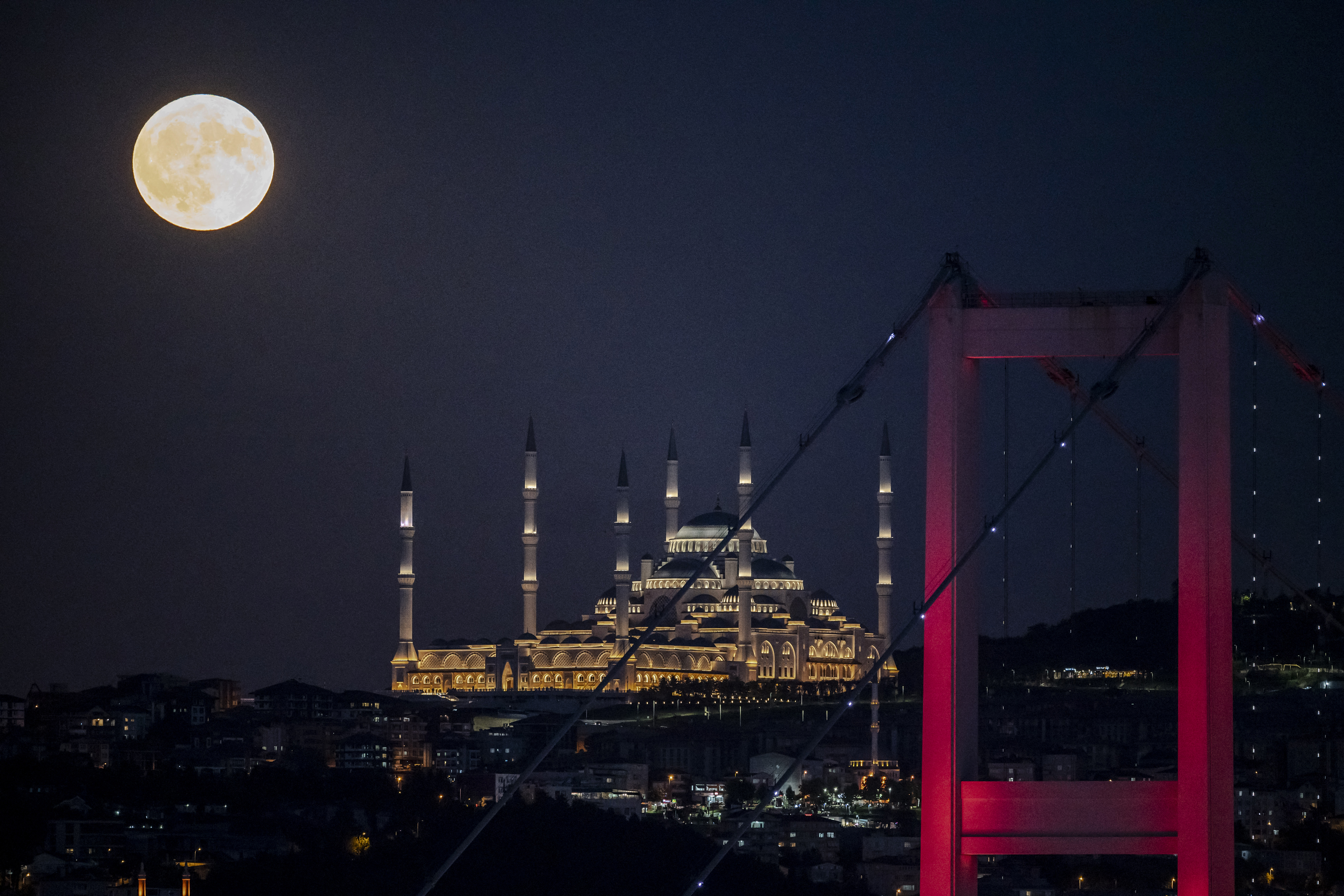 Superluna vista desde Estambul, Turquía. Photo by Kemal ASLAN / AFP).