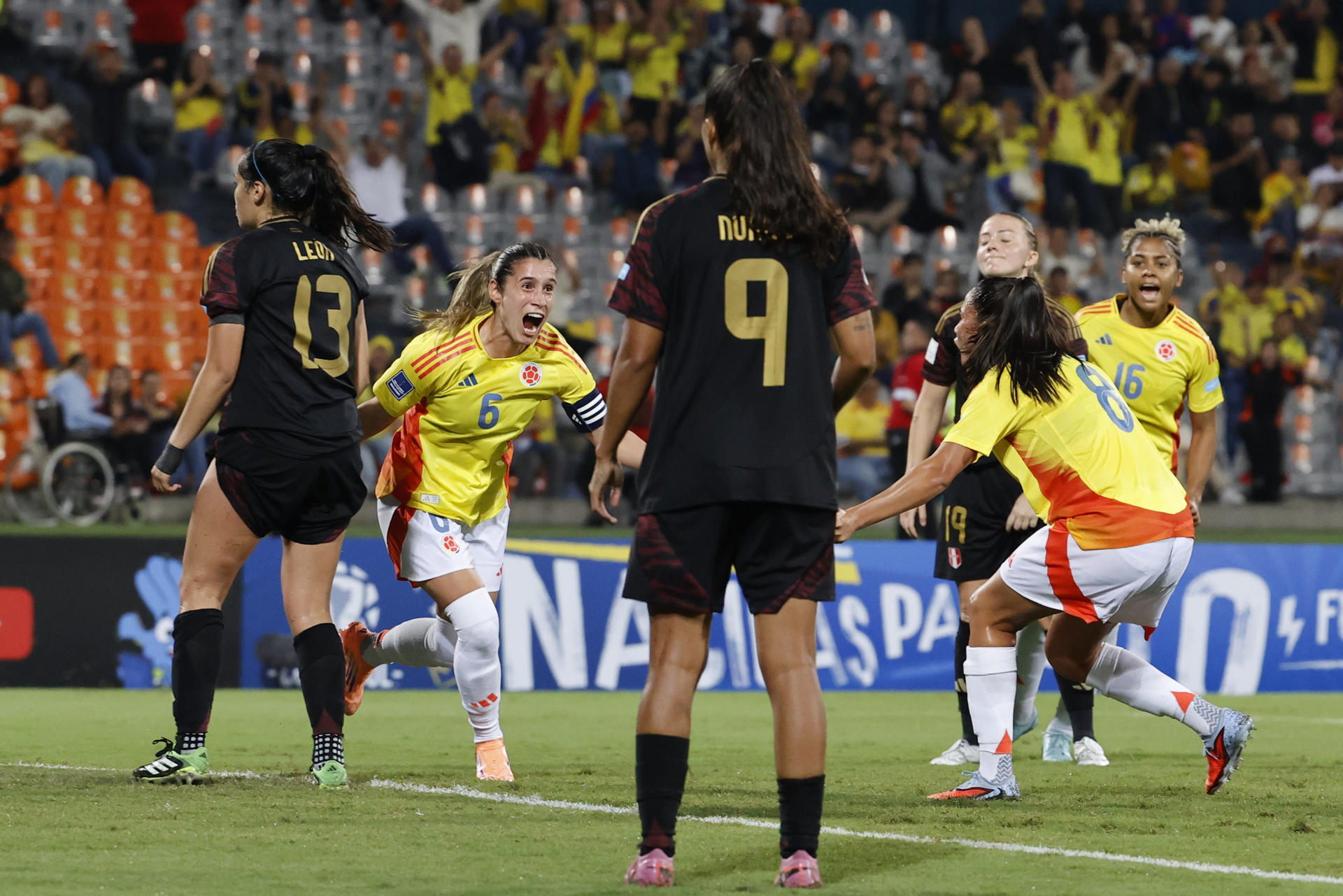 AME1276. MEDELLIN (COLOMBIA), 24/10/2025.- Daniela Montoya de Colombia celebra un gol este viernes, en un partido de la Liga de Naciones Femenina entre Colombia y Perú en el Atanasio Girardot, en Medellin (Colombia). EFE/ Mauricio Dueñas Castañeda
