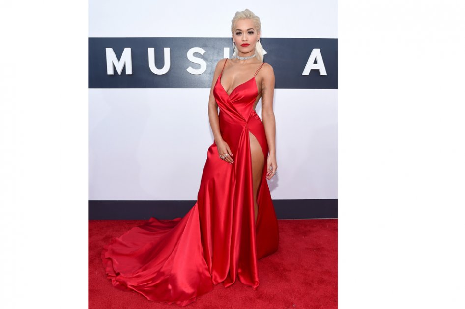 Rita Ora trabaja en su debut como diseñadora