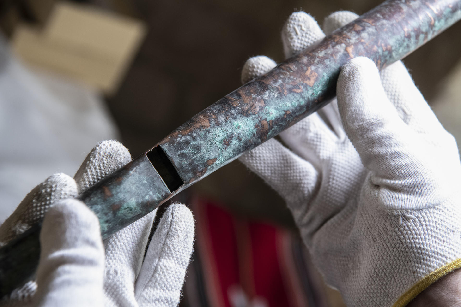 MADRID, 03/09/2025.-Detalle del tubo del órgano de mil años de antigüedad que ha vuelto a sonar tras pasar ocho siglos enterrado por los cruzados que huían de Belén, gracias a un proyecto de investigación internacional liderado por el musicólogo David Catalunya (Valencia, 43 años), que define el hallazgo, en declaraciones a EFE, como un "milagro". Se trata del órgano más antiguo de la cristiandad, y probablemente el instrumento más viejo que continúa sonando en el mundo, aclara Catalunya en conversación telefónica desde Jerusalén, lugar desde el que presentará ante medios internacionales el próximo martes día 9 este descubrimiento, impulsado por el Instituto Complutense de Ciencias Musicales.-EFE/Nadim Asfour/Custody of the Holy Land***SOLO USO EDITORIAL/SOLO DISPONIBLE PARA ILUSTRAR LA NOTICIA QUE ACOMPAÑA (CRÉDITO OBLIGATORIO)***