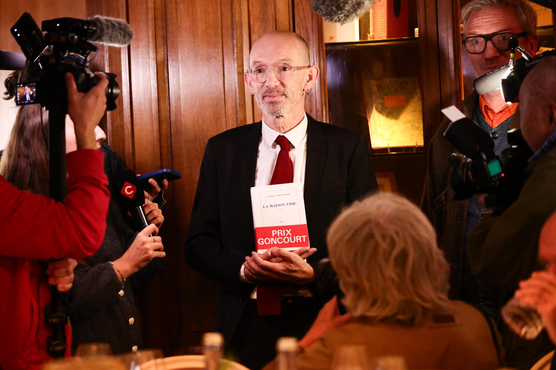 Paris (France), 04/11/2025.- Laurent Mauvignier (C) speaks with the press at the Drouant restaurant after winning the Goncourt Literary Prize 2025 for his book 'La maison vide' in Paris, France, 04 November 2025. The Prix Goncourt is given annually to an author by the French literary organization 'Societe litteraire des Goncourt' (Academie Goncourt). (Francia) EFE/EPA/TERESA SUAREZ