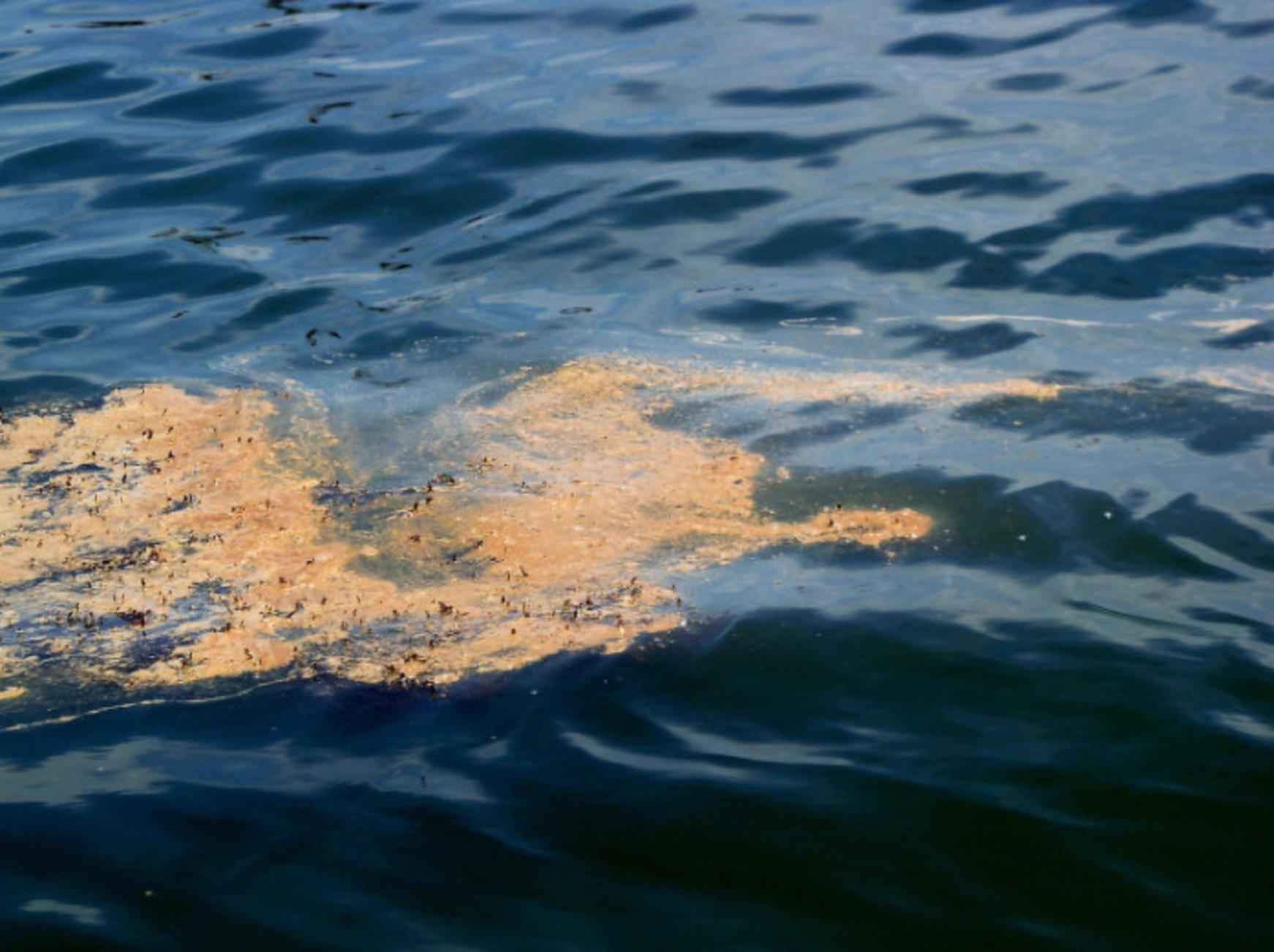 Unas 400 toneladas de petróleo caen al mar tras choque de barcos en China