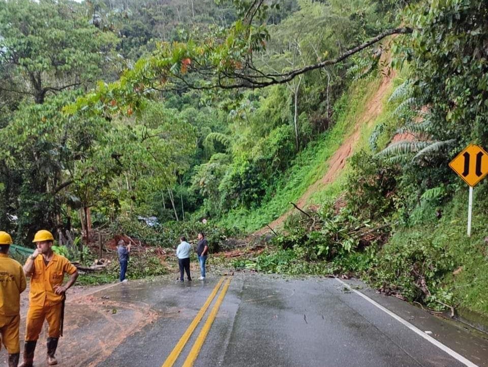 Paso a un carril en la vía Medellín-Bogotá por deslizamiento de tierra en San Luis