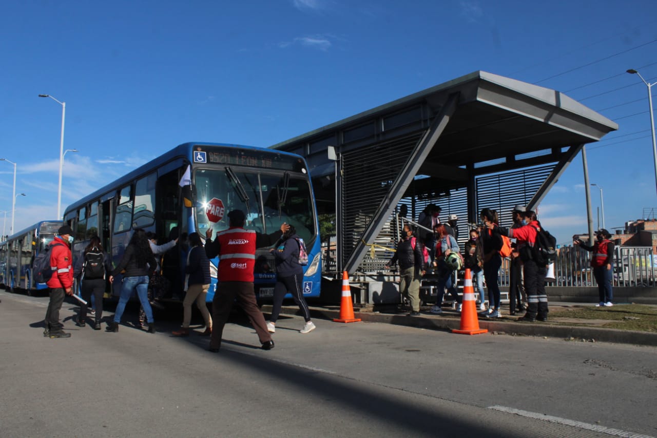 Para atender la demanda de Transporte, Transmilenio habilitó el servicio temporal G520 que va por la autopista sur desde el Portal hasta Terreros.