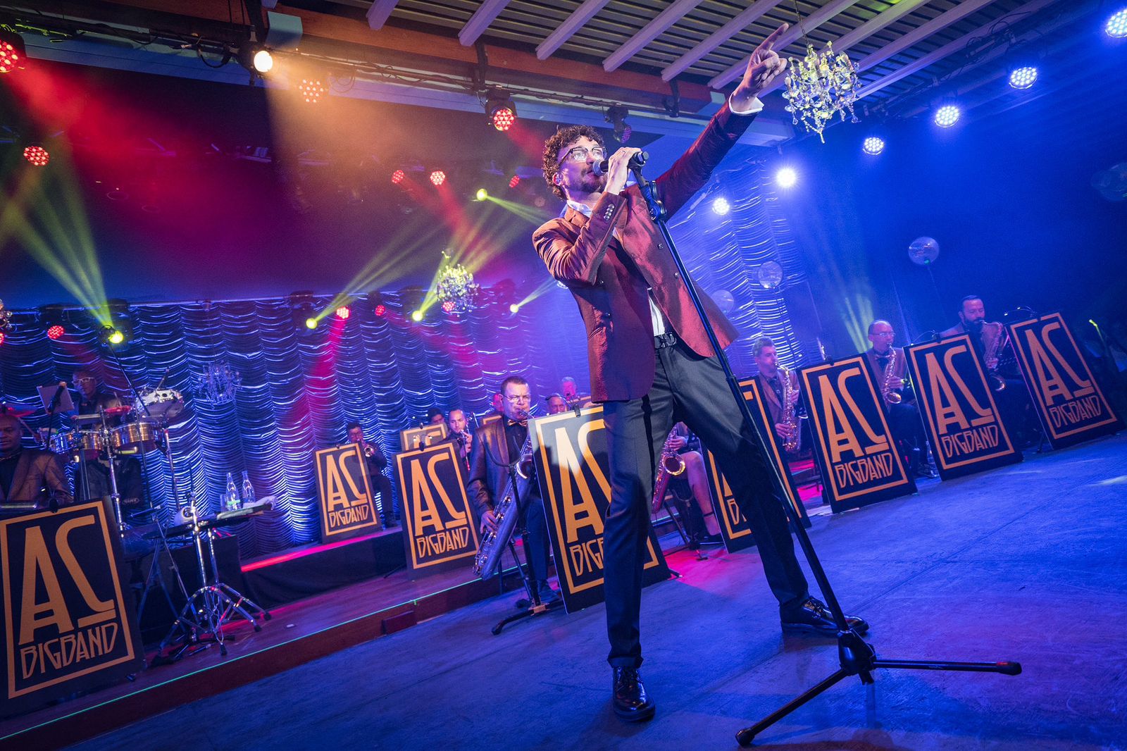 Andrés Cepeda es un artista muy versátil en concierto ya que presenta shows en modalidad big-band, sinfónico, banda pop y acústico.