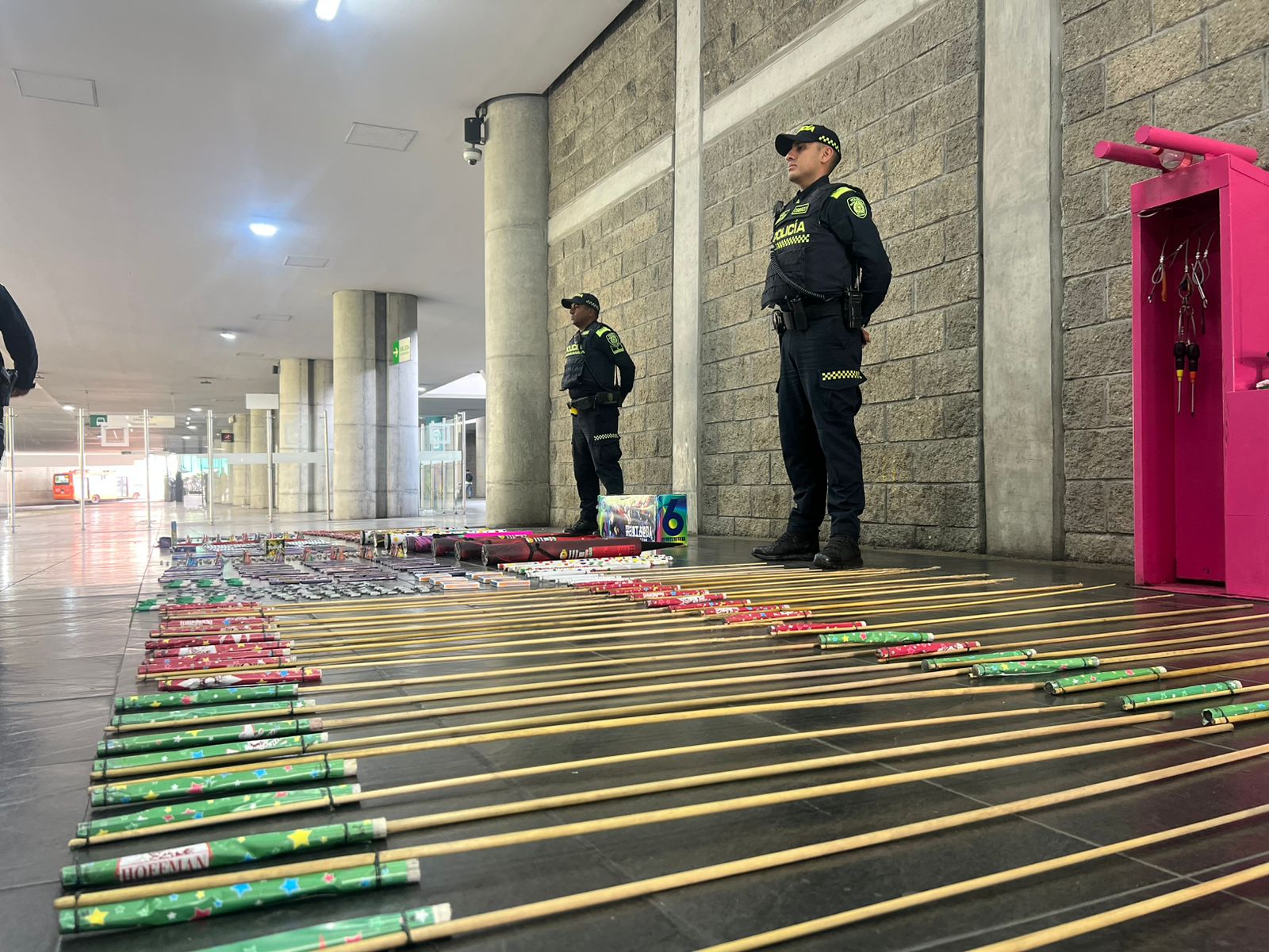 Incautan más de mil unidades de pólvora listos para vender en Transmilenio