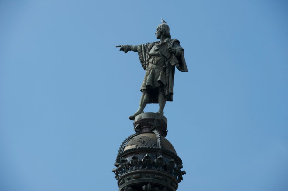 En medio de aplausos, retiran una estatua de Cristóbal Colón del centro de Los Ángeles