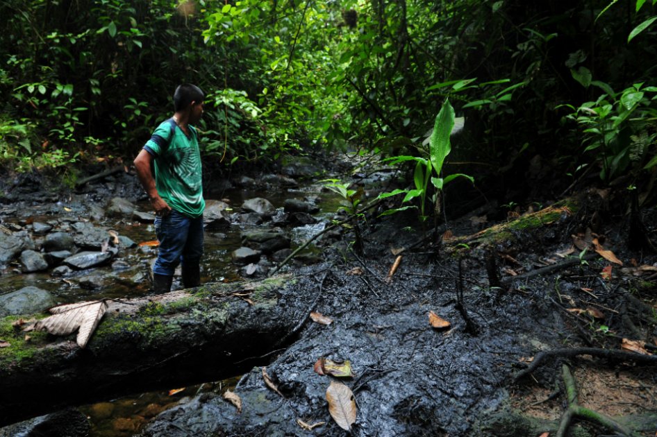 Así se veían las fuentes de agua de la Bahía de Tumaco semanas después del derrame de junio de 2015. / Foto: Nelson Sierra - El Espectador
