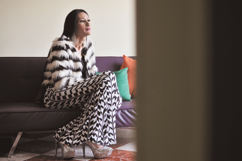 Mujer trans dice que la despidieron por razones políticas