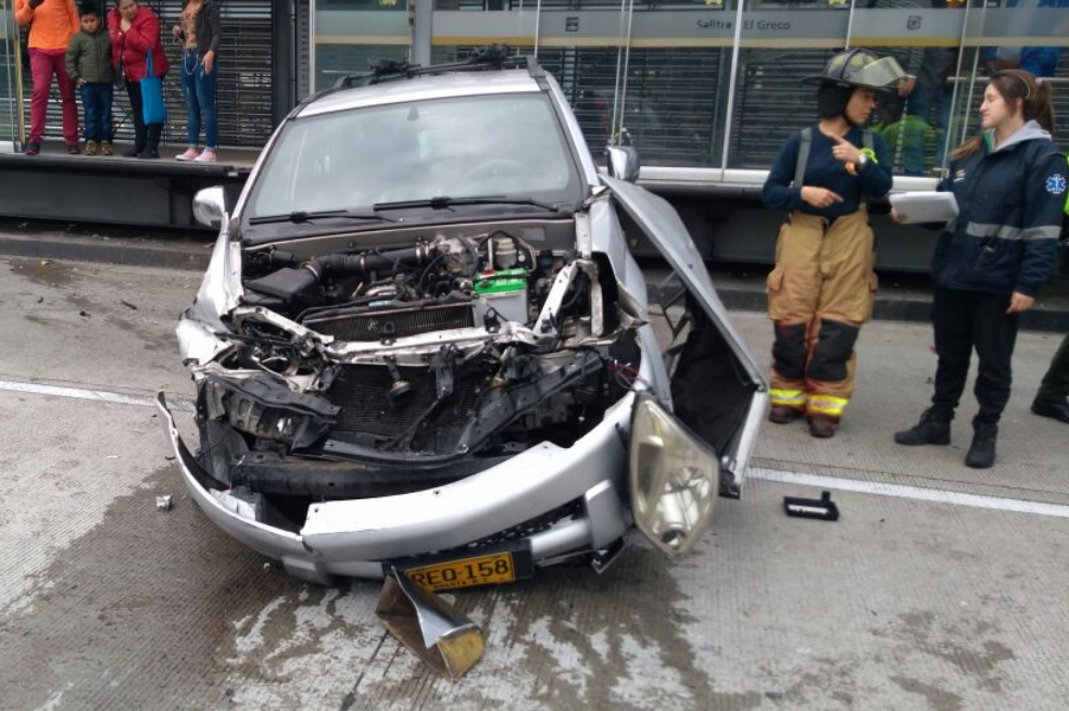 Aparatoso accidente sobre carril exclusivo de Transmilenio, en la calle 26