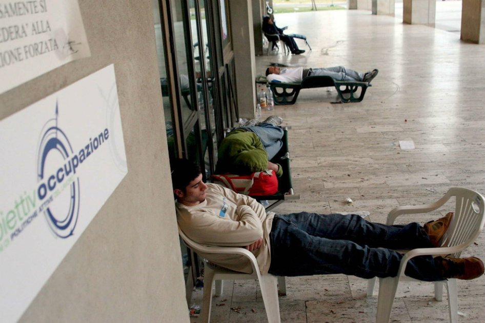 Desempleo de la OCDE cayó hasta el 8 % en marzo, pero subió en eurozona
