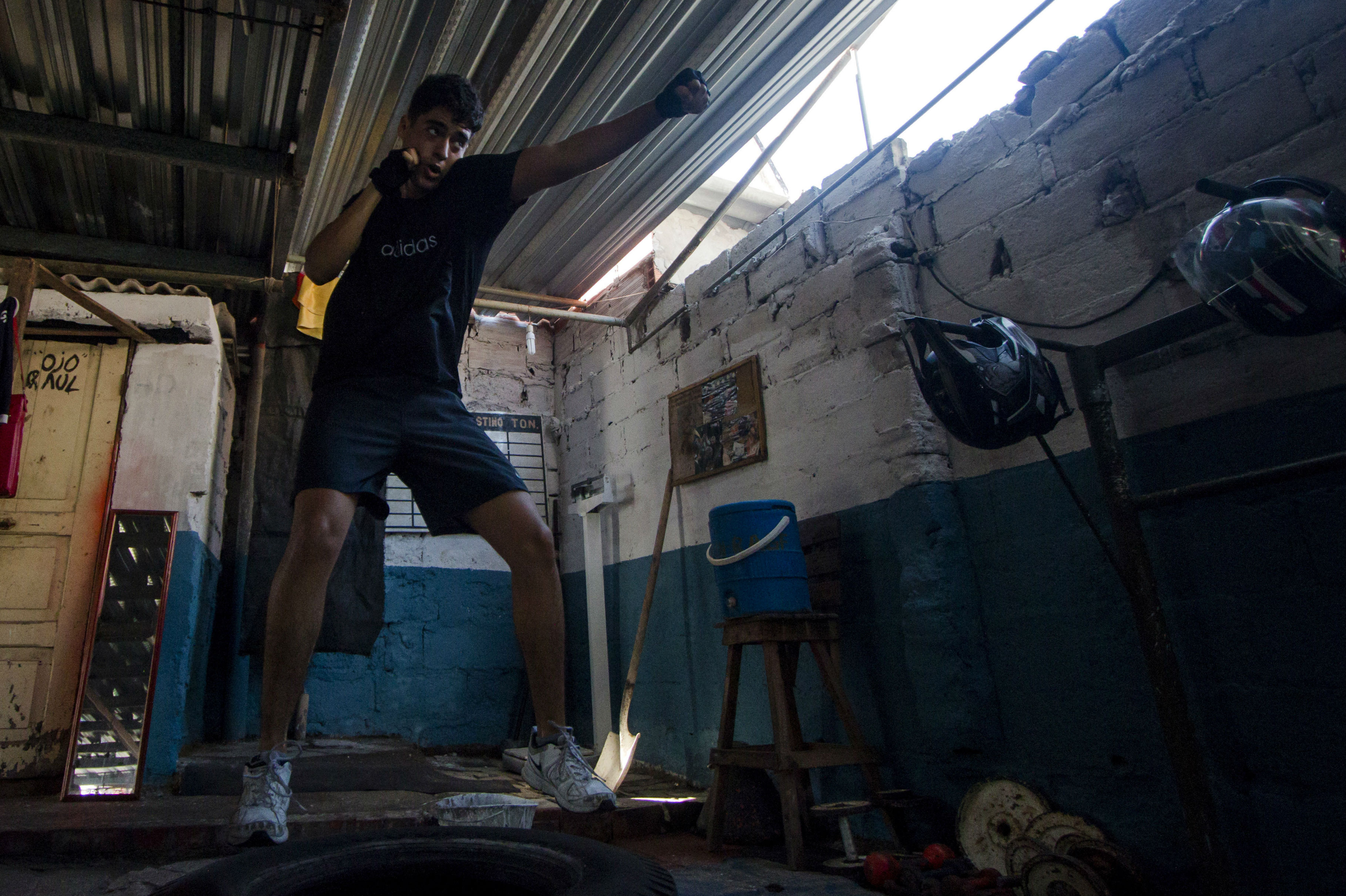 El último gimnasio barrial de boxeo de Cartagena que sobrevive por amor al deporte